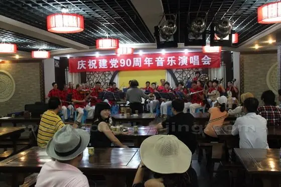 Karamay District Teahouse - a group of retirees are preparing for the celiberation of the 90th anniversary of the founding of CPC