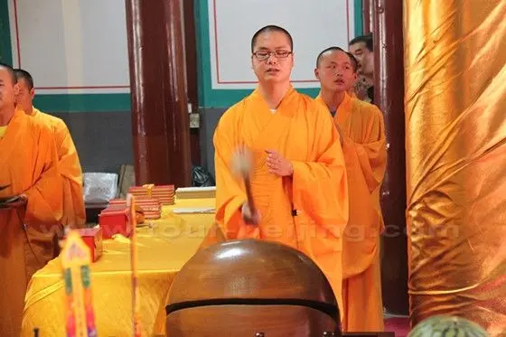 Knock on the wooden fish to control the pace of the chanting session