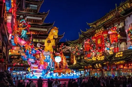 Viewing Chinese lanterns at Shanghai Chenghuang Miao.