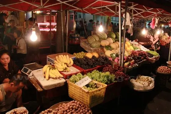 Lanzhou produces a variety of sweet fruits - peach, grapes, melon...