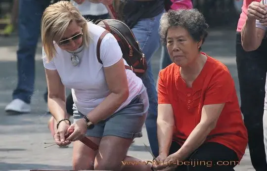 Leaning to burn incense sticks
