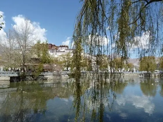 Best Time to Visit Lhasa (Tips, Photos & Map)