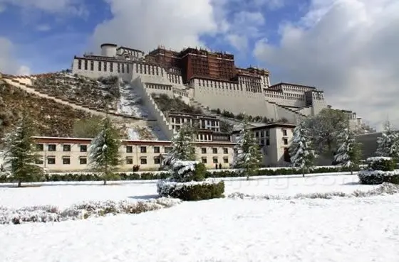 Best Time to Visit Lhasa (Tips, Photos & Map)