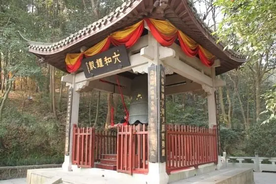 How to Visit Liuhe Pagoda