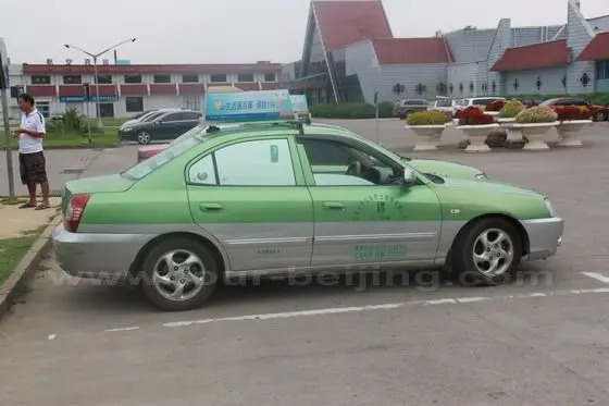 Lots of taxis are lining up in front of Wuyishan Airport Terminal for business