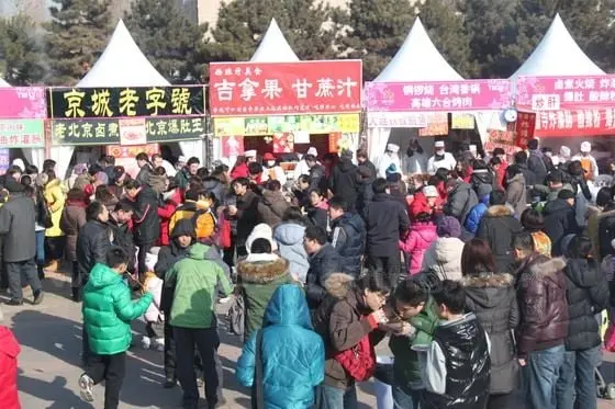 Mass eating in front of various traditional snack stalls