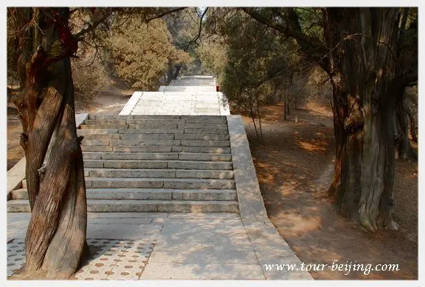 How to Visit Huangdi Mausoleum (Tips, Photos & Map)
