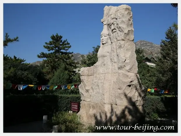 The statues of Alta Khan and the Grand Queen
