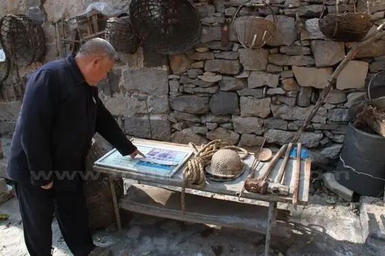 Mr.Song Proudly shows me that he was one of the 13 villagers takingpart in the building of the carved tunnel road.