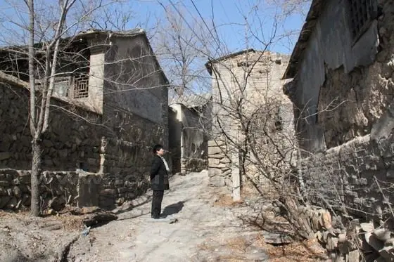 Mrs. Wang must be quite nostalgic at the moment - her childhood, her youth spent in the ancient village.