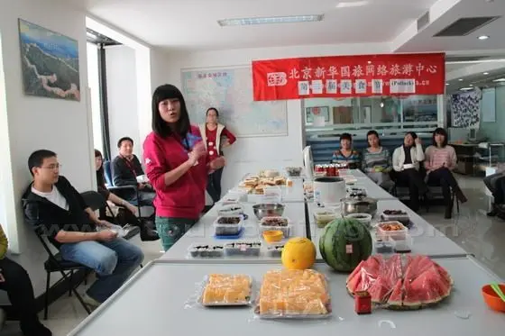 Ms Baowei is telling us how to cook Gong Bao Ji Ding (kung pao chicken with peanuts).