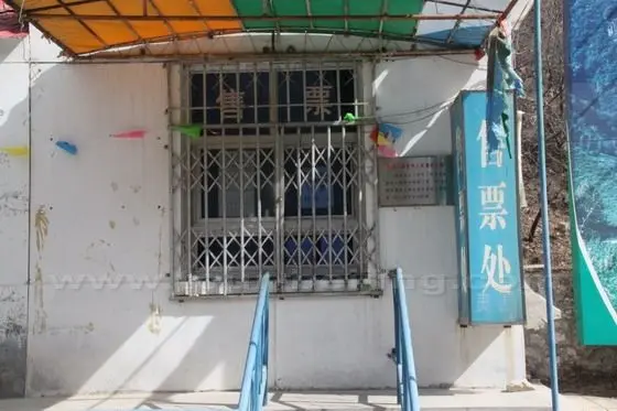 Nobody works in the ticket office because it is still low season with few visitors coming to Lingshan during this season