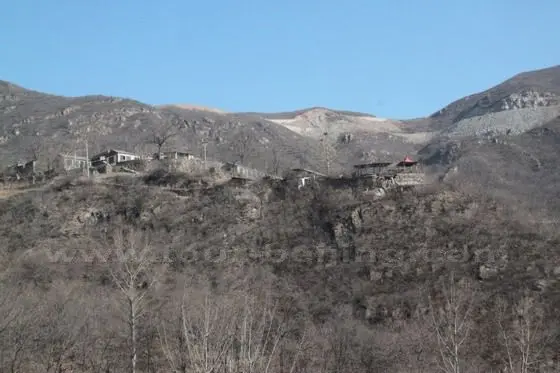 Now the old Zhaojiatai Village in sight, perched on the platform high in the valley with stunning view!