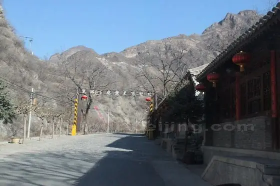 Now we are at the entrance to Cuandixia Village.