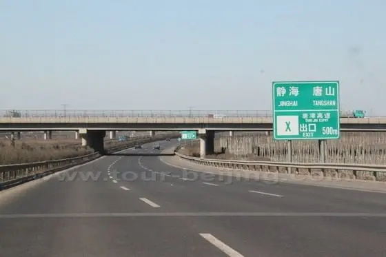 Now we are driving along the Beijing Tianjin Expressway, a four-lane expressway.