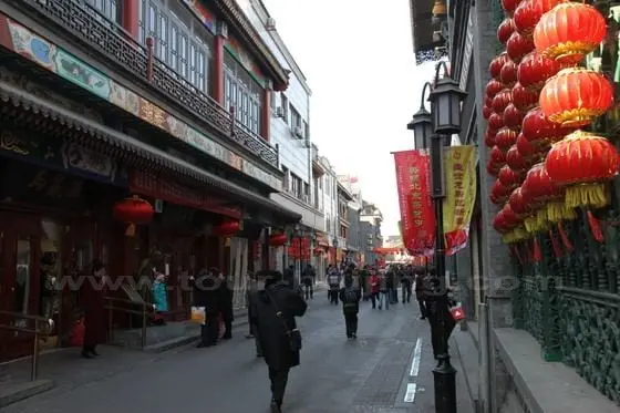 On both sides of Dashilan Street are teemd with famous Beijing time honored stores and restaurants