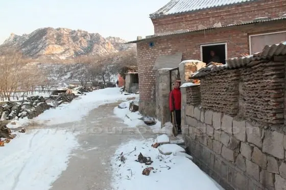On our left side a cement road leads to the valley in the east, the only road to Haizi Village.