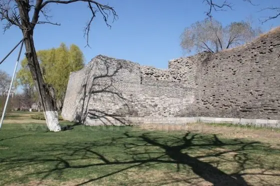 On the 1.5km long city wall, there are 12 terraces at the interval of 80 meters. The terrace was built to strengthen the defense capability