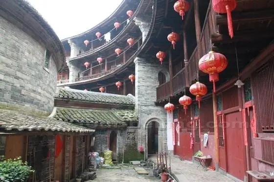 On the floor, 8 courtyards are formed by the arch brick walls with connected corridor.