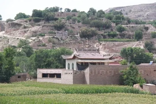 On the way from Linxia to Lanzhou on the Highway 213, we saw a lot of mosques in the villages of various sizes on the loess.