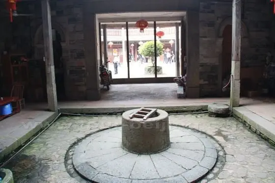 One of the two wells inside Zhengchenglou