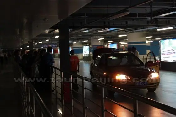One taxi versus over one hundred of passengers!!