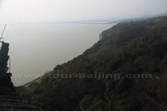 How to Visit Liuhe Pagoda