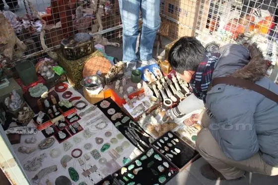 Panjiayuan Temple Fair still keeps its characteristics of being a platform of trading antiques and handicrafts.