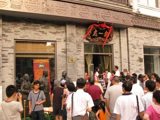People are lining up for having a bite of Duyichu shaomai.