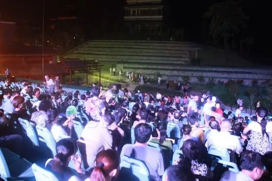 People are ready for the show.