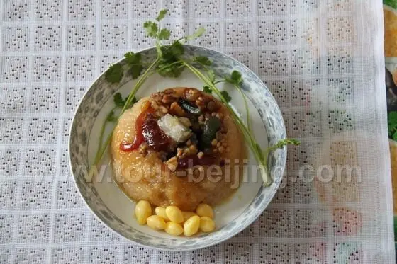 Ice pudding (steamed glutinous rice with bean paste, lotus seeds, preserved fruits...