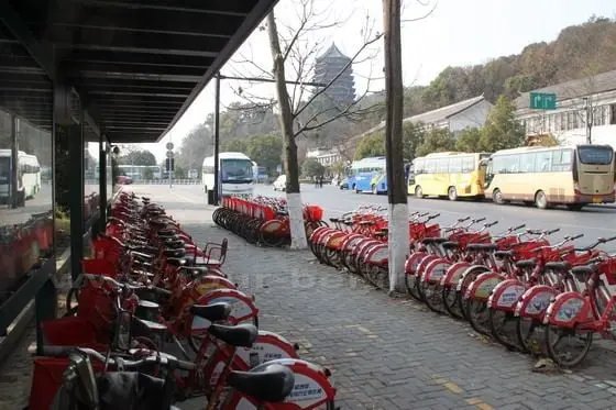 How to Visit Liuhe Pagoda