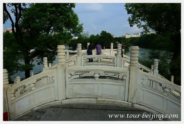 Stroll around Shanhu Lake and Ronghu Lake in Guilin (Tips, Photos & Map)