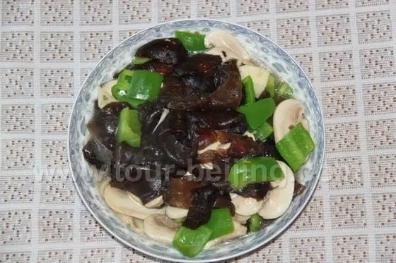 Sea cucumber with mushroom and hot pepper