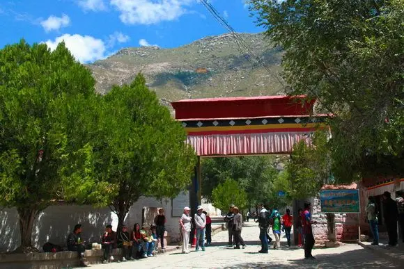 How to Visit Sera Monastery in Lhasa (Tips, Photos & Map)
