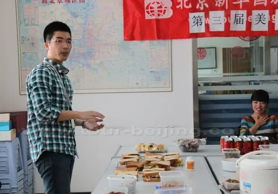 Shiyi, manager at our IT Section, is introducing on how to make sandwiches.