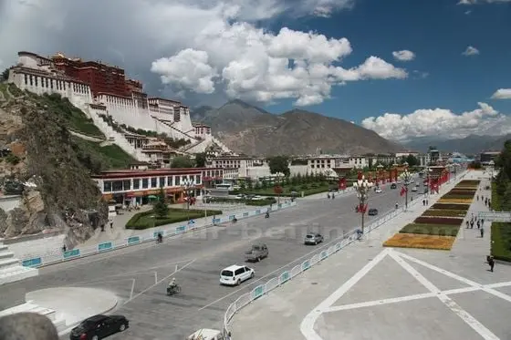 Shooting Potala Palace on the Medicine King Hill