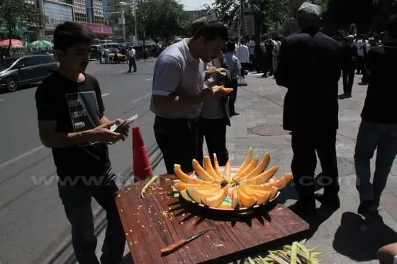 Sliced Hami Melons on sale, RMB 1 for one piece