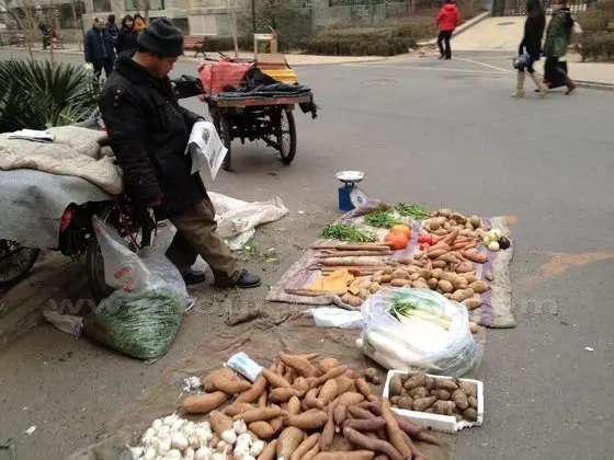 Some vendors who have no marketing license, have to sell their stuff outside the offcially run vegetable maket.
