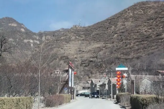 Soon Baiyu Village is in sight with the backdrop of Huangcaoliang (Yellow Meadow Ridge).