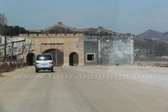 Soon we apparoch a second entrane to Jiumenkou Great Wall