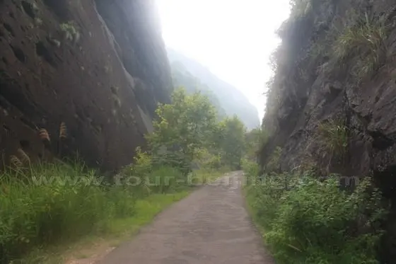 Soon we found ourselves sandwiched by two huge rock moutains - Xiabin Rock and Zonggu Rock.