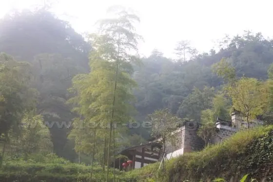 Soon we found the Hui Yuan Temple high on the hillside on our left.