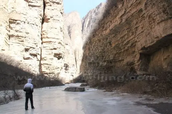 Still in the middle of March, inside the canyon, the temperature is much lower than outside, even lower than the city center of Beijing.
