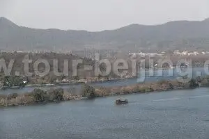 Su Casuseway cuts the west part of the West lake