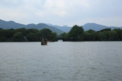 Have a distant view of Su Causeway