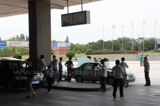 Take a taxi to your hotel in the city of Laznhou