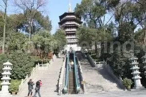 Take the escalator to the base of Leifeng Pagoda