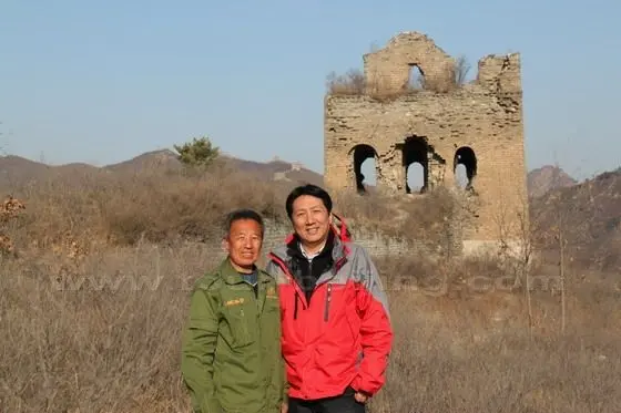 Taking a photo with Mr.Zhang west of the second watch tower.