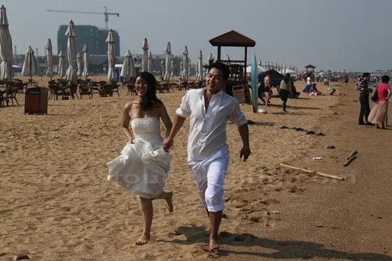Taking marriage photos at Dongjiang Bay Beach